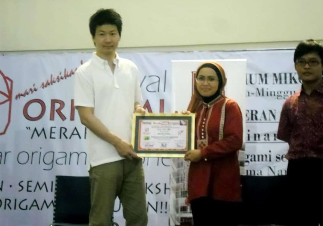 Penyerahan Ucapan Terima Kasih